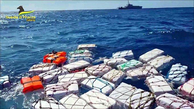 Policía italiana descubrió dos toneladas de cocaína flotando en el Mediterráneo