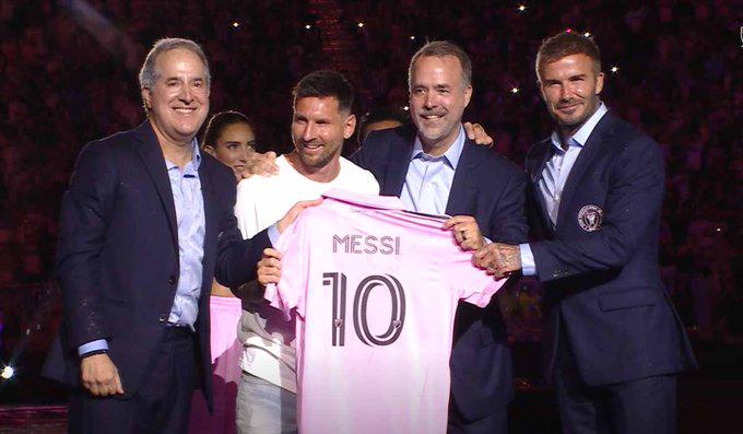 Messi con el dorsal 10 .