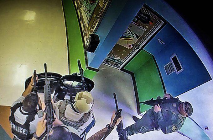 Revelan video de agentes armados esperando en pasillo en el tiroteo de Uvalde