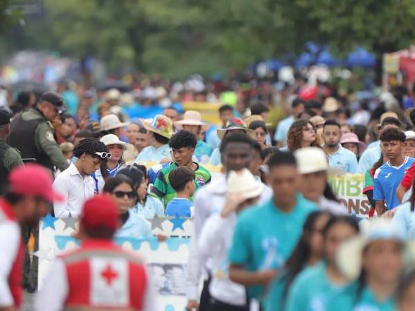 Pese a las adversidades, los hondureños salieron a disfrutar de los desfiles patrios organizados por los centros de educación media de todo el país.