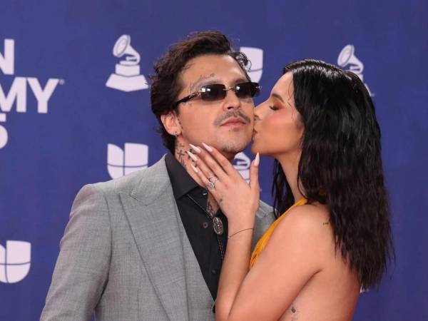 Durante su reciente viaje a República Dominicana, Christian Nodal dio una entrevista en la que habló sibre su esposa, la también cantante, Ángela Aguilar. El artista mexicano, quien se presentó el sábado 4 de abril en el emblemático escenario de Altos de Chavón como parte de su gira Pa’l Cora Tour, y en este proyecto lo acompañó Aguilar.