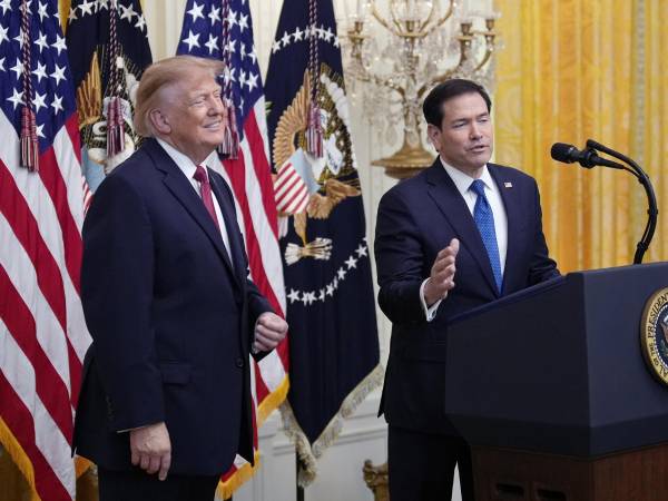 Foto de archivo del presidente de Estados Unidos, Donald Trump, escucha al secretario de Estado estadounidense, Marco Rubio. EFE/YURI GRIPAS