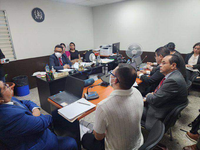 “Cuando el señor Malouf se retira (de la clínica) a las 11.05 de la noche -del 13 de junio de 2023- usted utilizó la palabra que yo llevaba el bote (...) en ningún momento yo llevó el contenedor en mis manos, lo llevaba el señor Kevin Malouf, lo que llevó en mis manos es una bolsa negra de nailon y dentro de ella va la maleta de la señora Floridalma Roque, la cual contiene zapatos, ropa, chumpas, entre otras cosas, y ahí también iba el celular y por eso mencioné que una hora más o menos después, escuchamos el ruido de la sierra, cuando nosotros tres -sindicados- estábamos en el hospital el señor Malouf estaba en su casa y se escuchaban ruidos de sierra, es cuando Susana Rojas le dice ´el celular va encendido´”, afirmó el enfermero.