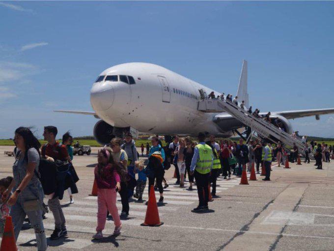 Aterrizan en Venezuela primeros turistas rusos tras meses de bloqueo aéreo a Moscú