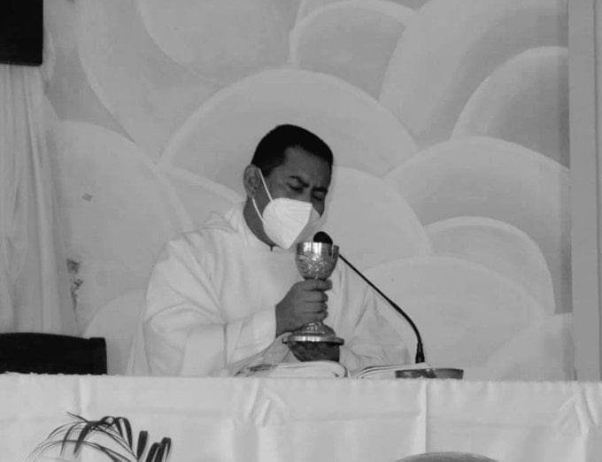 El padre Enrique Vásquez oficiaba misa en la parroquia de San José del barrio Medina de San Pedro Sula.