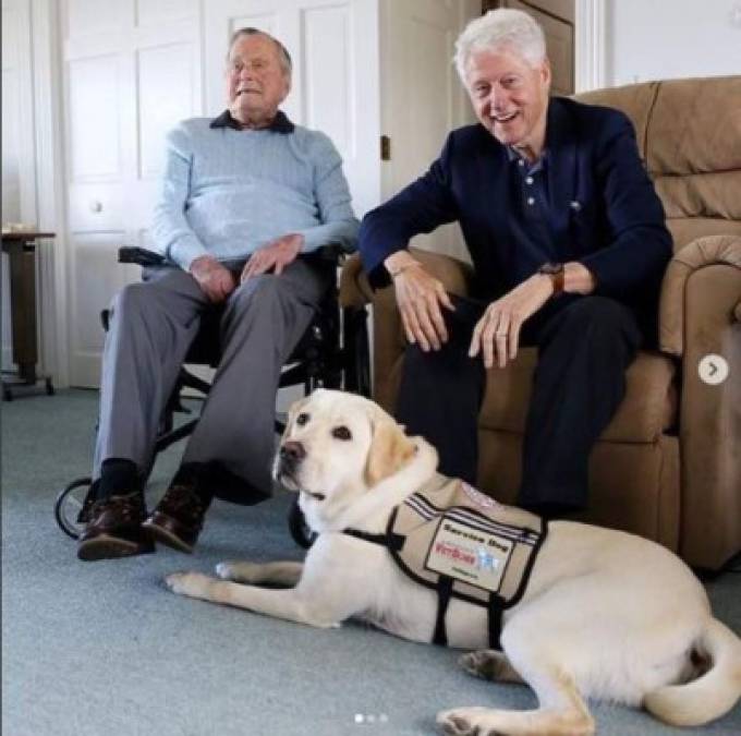 George Bush padre mantenía una relación de amistad muy cercana con el también expresidente de Estados Unidos, Bill Clinton. Sully siempre estaba a su lado.
