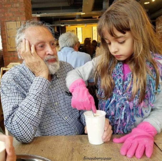 Maya es muy consentida por su familia. Aquí junto a su abuelo en Escocia.