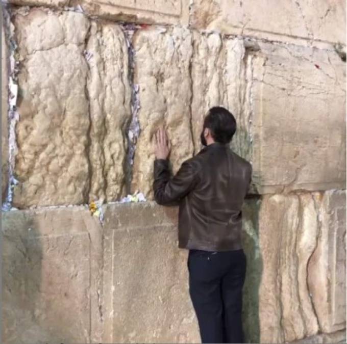 Bukele se mostró muy emocionado cuando visitó el Muro de lo Lamentos ubicado en Jerusalén.