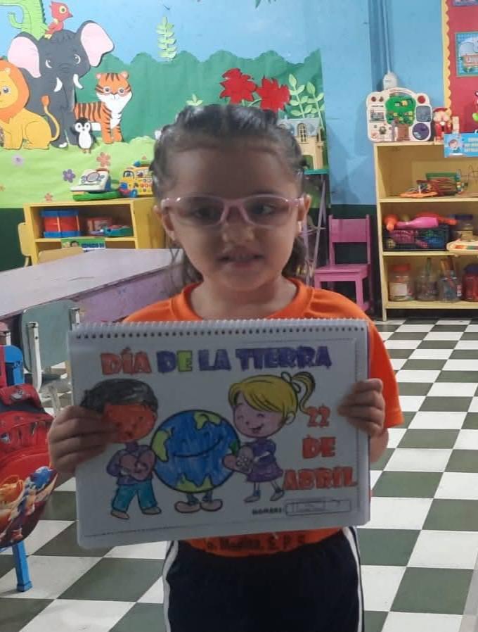 Una niña brillante: Maestra de la pequeña Kimberly conmueve las redes con álbum inédito
