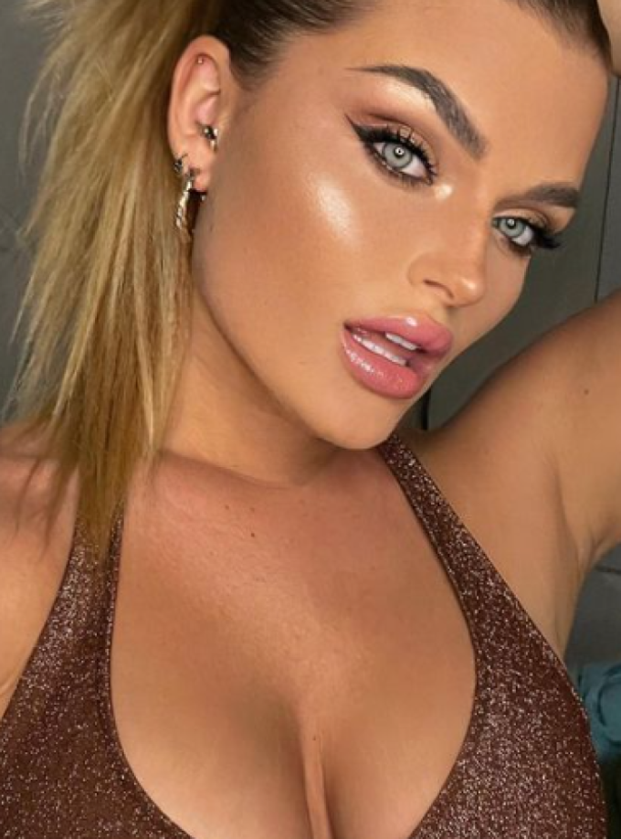 “Me dijeron: vente esta noche a una fiesta del equipo X que será en un hotel muy top de Barcelona. Allí saltaron mis alarmas porque para mí oír la palabra futbolista es un ‘red flag’. Pero accedí porque tenía ganas de fiesta”, reveló.