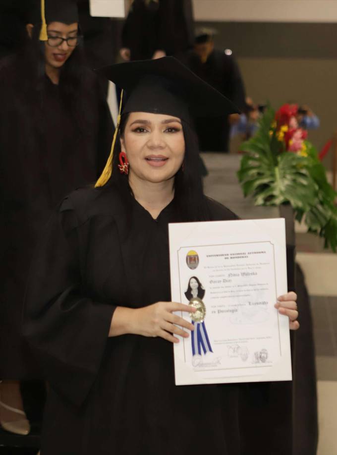 ¡Felices y orgullosos! Así festejan los nuevos egresados de Unah-vs