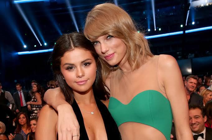 Selena Gómez luce espectacular vestido en la boda de Taylor Swift