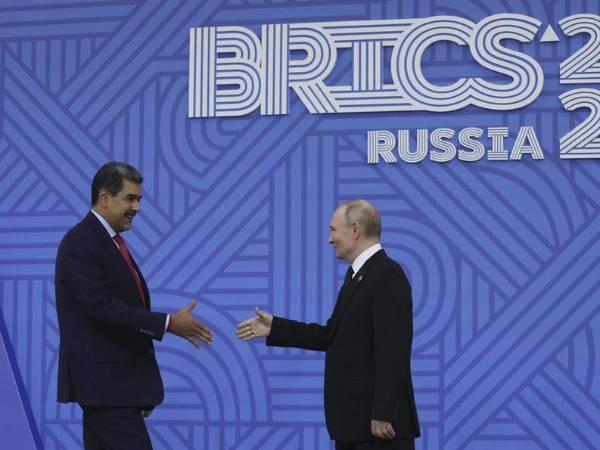 El presidente ruso, Vladimir Putin (derecha), y el presidente de Venezuela, Nicolás Maduro, participan en una ceremonia oficial de bienvenida para los jefes de delegaciones en la Cumbre BRICS 2024 en Kazán, Rusia, el 23 de octubre de 2024.