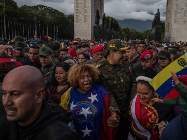 El Presidente de Venezuela, Nicolás Maduro, participó en una marcha cívico-militar organizada por el Gobierno en Caracas el mes pasado. (Alejandro Cegarra para The New York Times)