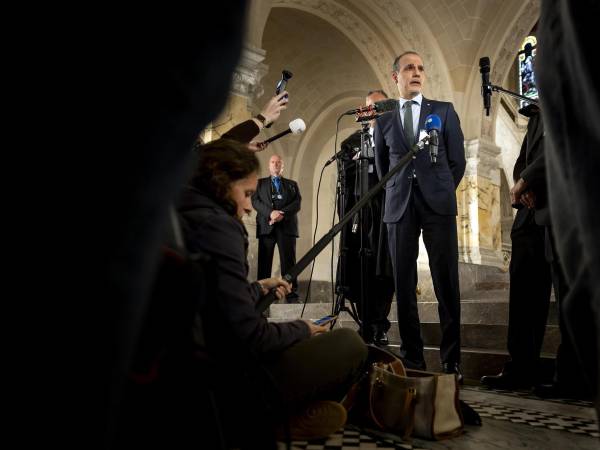 Ammar Hijazi (C), representante de la Autoridad Palestina, habla durante una conferencia de prensa tras un fallo no vinculante sobre la ocupación israelí de territorios palestinos en un tribunal de La Haya, Países Bajos.