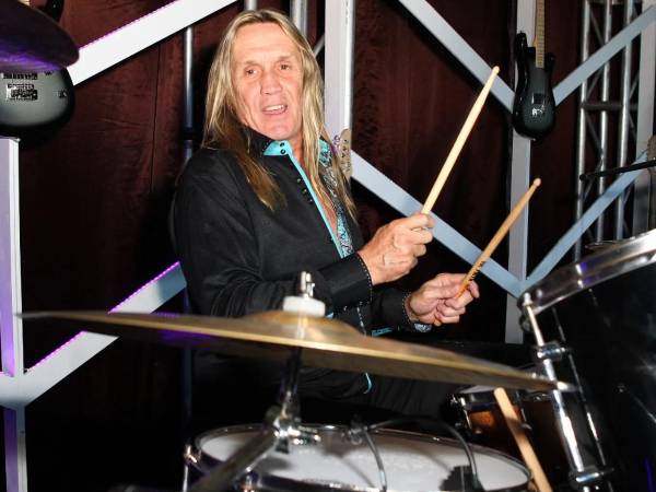 El baterista Nicko McBrain ha sudrido algunos problemas de salud en el pasado.