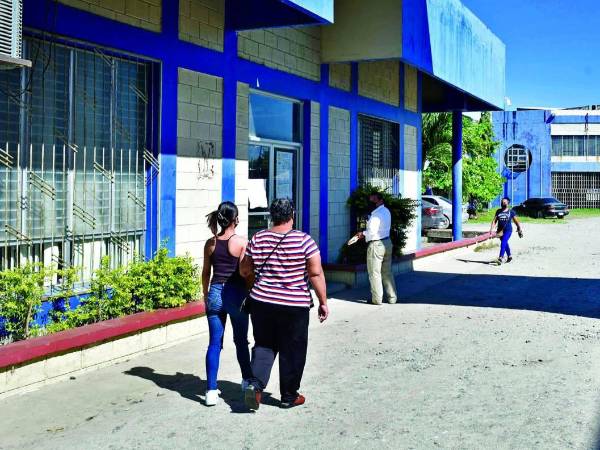 Padres e hijos acuden al Intae para solicitar la bolsa de matrícula. Foto: Héctor Edú.