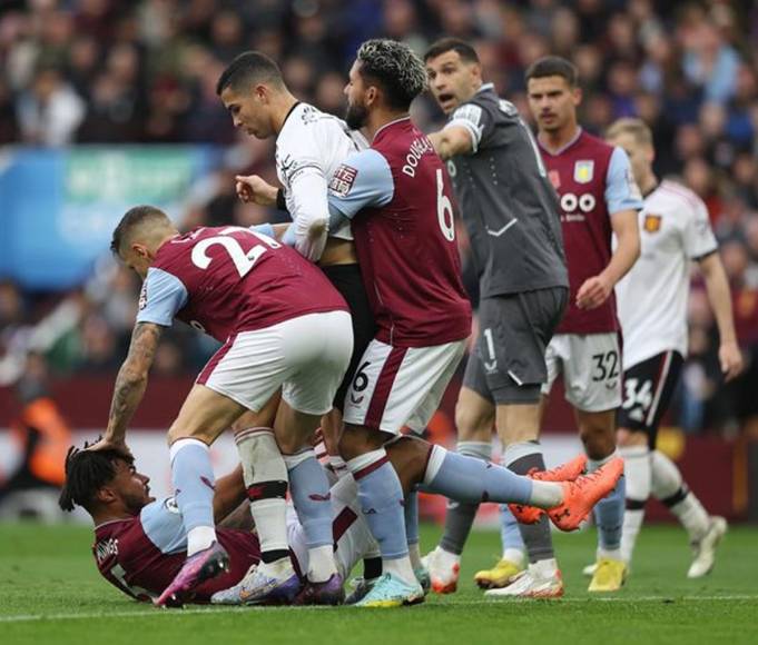 Crisitano Ronaldo siguió buscando a Tyrone Mings, que estaba en el suelo mientras los jugadores del Aston Villa intentaban controlar al portugués.