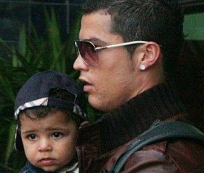 Un nacimiento que estuvo en la polémica debido a que el futbolista LUSO se hizo cargo en solitario del pequeño y desde entonces nunca se ha conocido la verdadera identidad de la madre de Cristiano Ronaldo Jr.