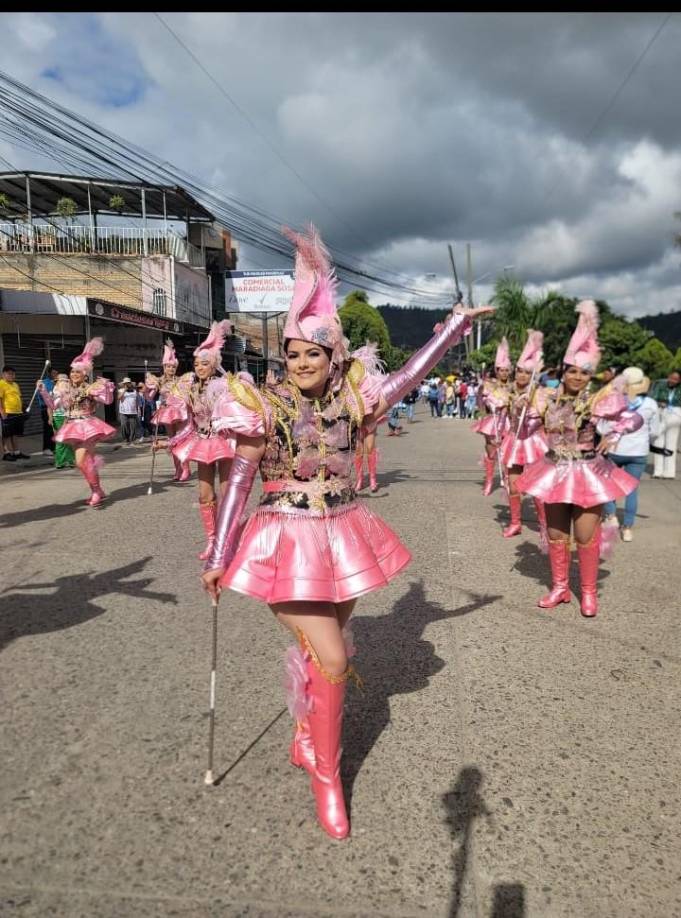Andrea Rivas destaca entre las hermosas palillonas del Instituto Cosme García C de Danlí.