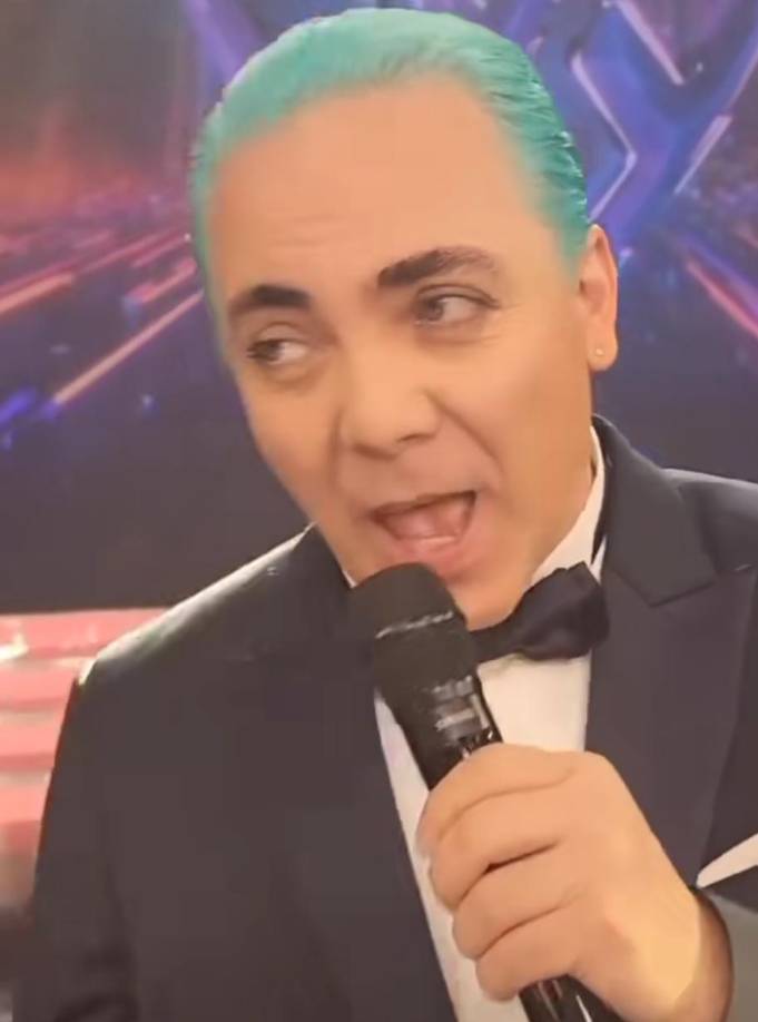 Con ese tono de cabello el cantante no solo llamo la atención de la audiencia, si no que también desato una ola de burlas y de memes en redes sociales.