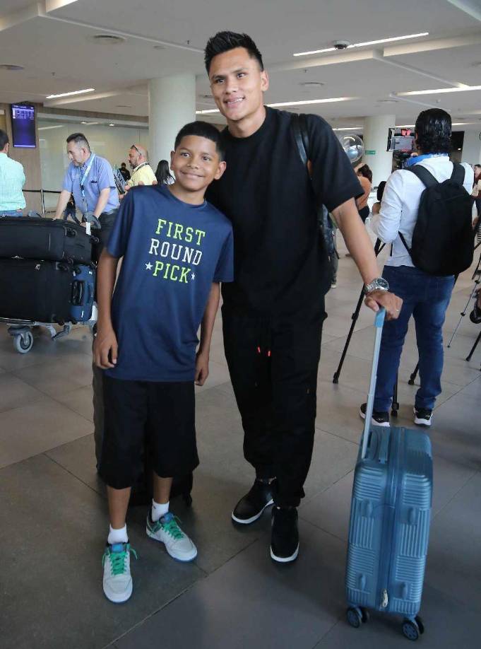 El legionario del Universitatea Craiova se tomó fotografías con los catrachos presentes y no esperó mucho tiempo para incorporarse bajo las órdenes de Reinaldo Rueda.