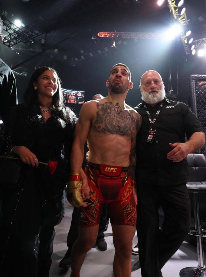 “Me ha sorprendido mucho”, decía Topuria tras el combate al descubrir que estaba el Rey, para finalizar con un “con el subidón le daba un beso a cualquiera”. La figura de Ilia cada vez trasciende a más personas, y Juan Carlos es una de ellas.