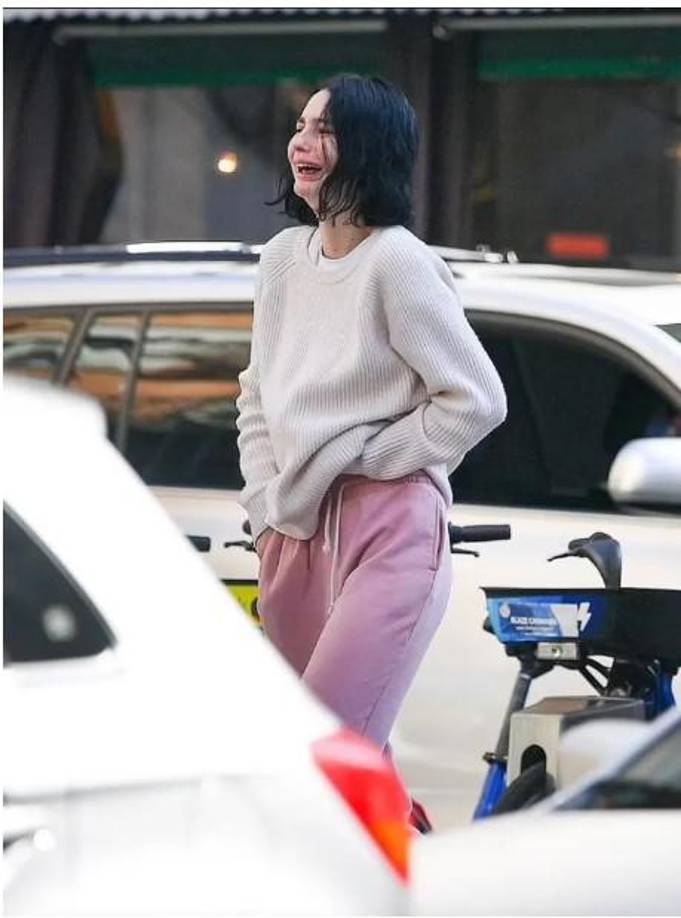 La joven de 24 años se vio llorando desconsoladamente y devastada.