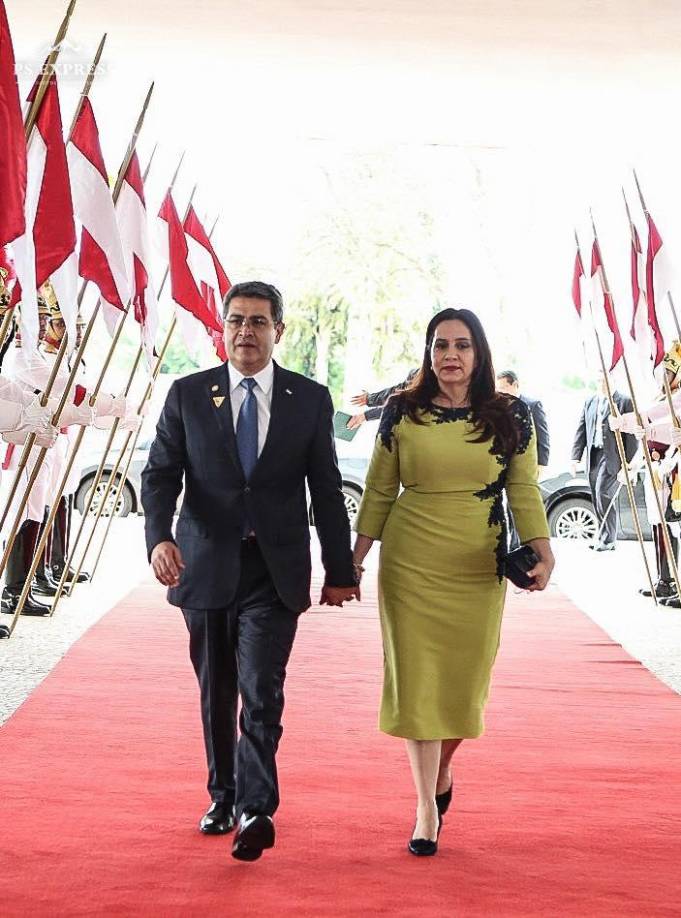 El exgobernante es acusado por la justicia estadounidense por tres delitos asociados al tráfico de drogas. Su caso se dirime en la Corte del Distrito Sur de Nueva York, donde decenas de hondureños acusados por delitos similares, incluido su hermano, Juan Antonio, han tenido en la Fiscalía y jueces a sus verdugos, siendo condenados incluso a cadenas perpetuas.