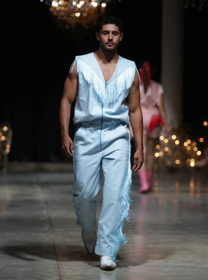  Detalles ecuestres y siluetas de falda corta, mangas largas, con invenciones referenciales de mezclilla y volantes resonaron.