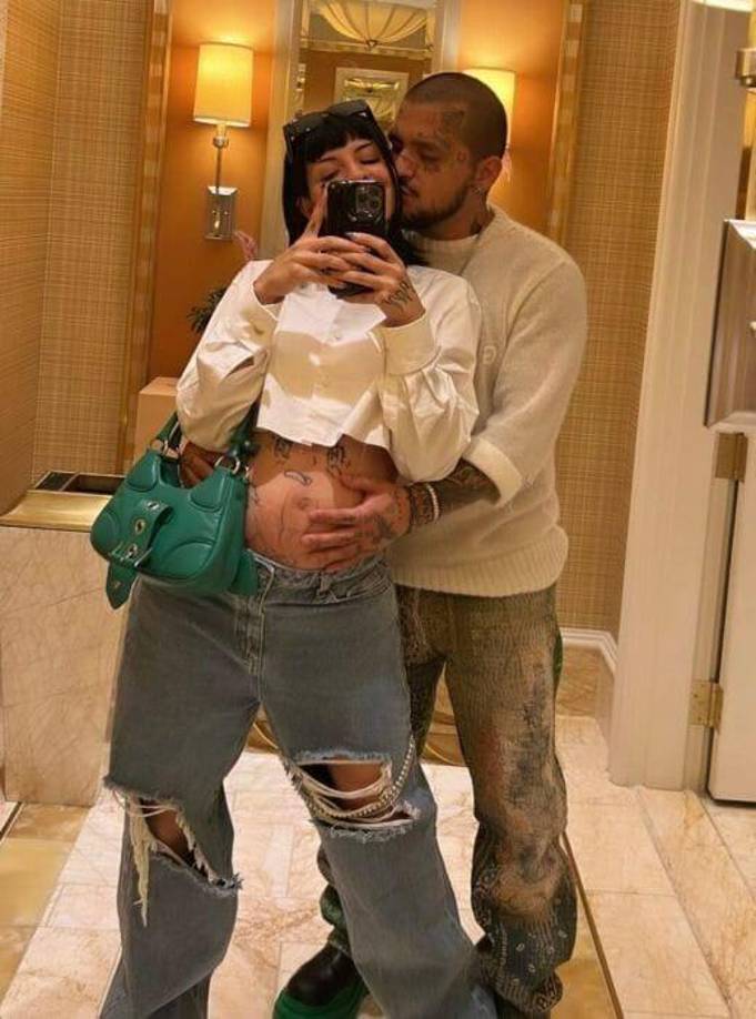 Sin embargo, Cazzu recientemente publicó en su cuenta oficial de Instagram, varias fotos con las que se robó las miradas de todos, al mostrar por primera vez su increíble cuerpo postparto, en un conjunto negro que resaltaba sus curvas, haciendo que la rapera se convirtiera en tendencia rápidamente. 