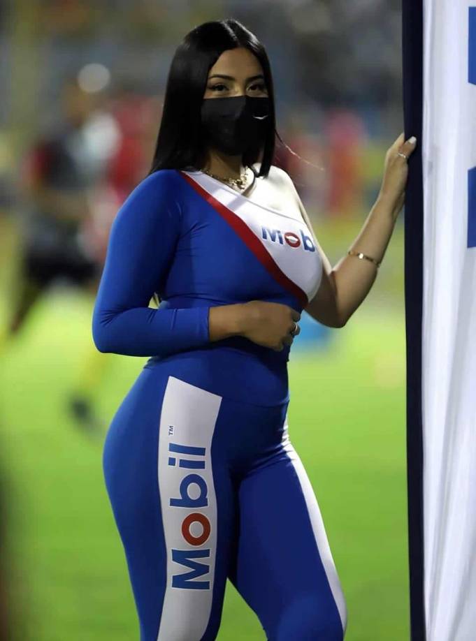 En el césped del Morazán también estuvieron las bellas edecanes que trabajan para las marcas patrocinadoras del Real España.