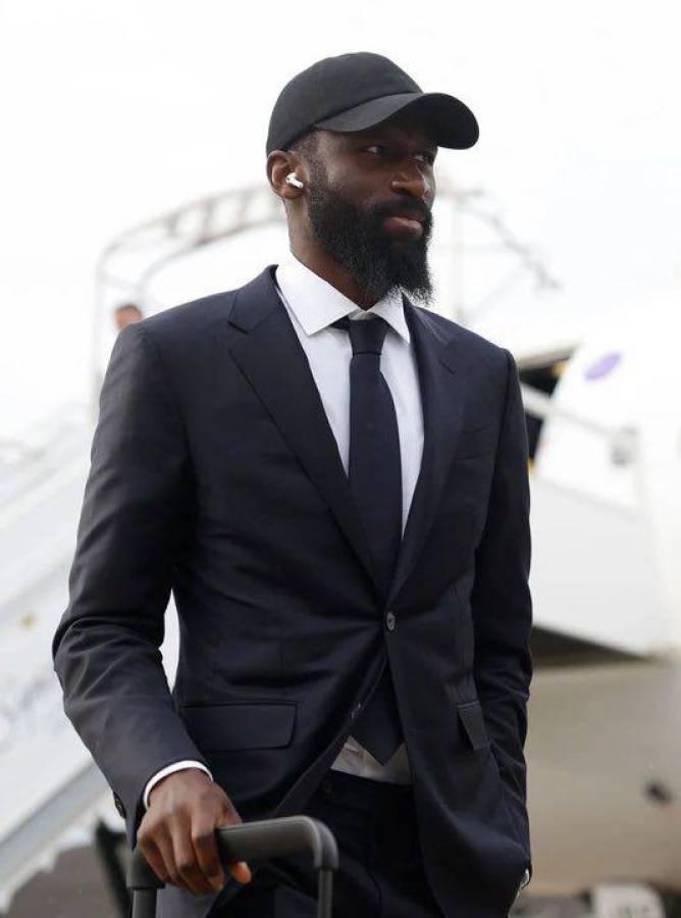 Antonio Rüdiger también mostró un gran look en su llegada a Londres.