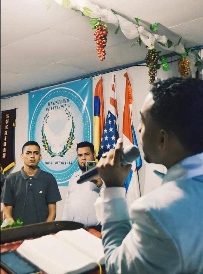 “No pudo realizar sus sueños de casarse,de ser padre y de tener un negocio y una estabilidad... gracias Darleny D’Villeda y Alexander Villeda por haberme permitido conocer a un miembro de su grupo de evangelismo y de conocer a este humilde taxista que vivía esforzándose por salir adelante. Padre ten misericordia”, puntualizó.