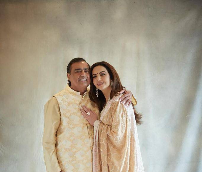 De acuerdo con los medios, los Ambani han contratado a 21 chefs para dirigir los diversos menús de los días de celebración, cuando se servirán un total de 2.500 platos únicos. En la imagen, los padres del novio.