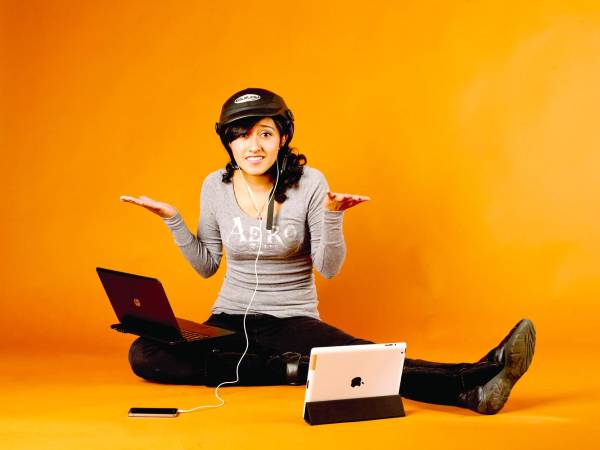 “Debemos estar atentos y abrir un canal de confianza y diálogo con nuestras hijas”, dijo el educador Jesús Amaya , “sin perder de vista que siguen siendo niñas”.