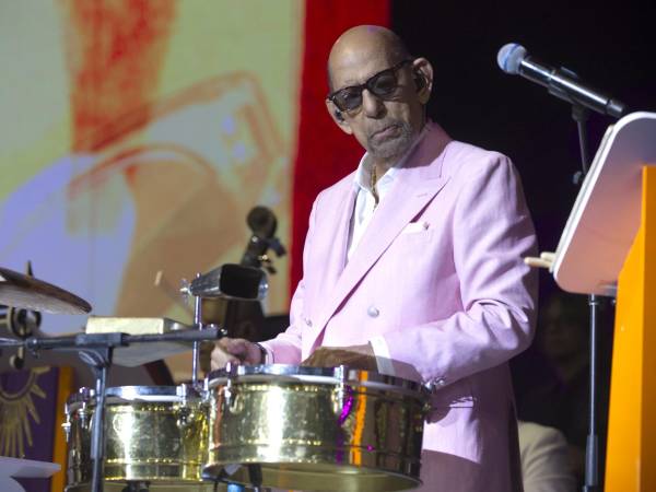 Fotografía de archivo fechada el 27 de abril de 2024 donde aparece el timbalero Willie Rosario durante un concierto celebrado en el Coliseo José Miguel Agrelot, en San Juan (Puerto Rico).