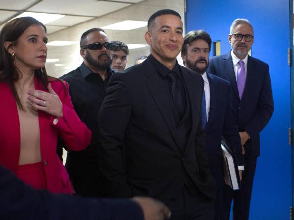 Imagen de archivo del reguetonero puertorriqueño Daddy Yankee, quien sale de una audiencia, en San Juan (Puerto Rico).