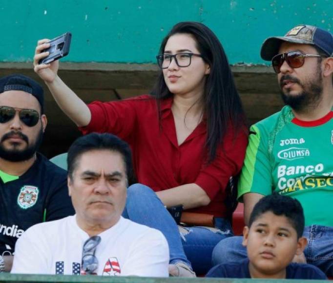 Selfie de aficionados del Marathón en las gradas del Yankel.