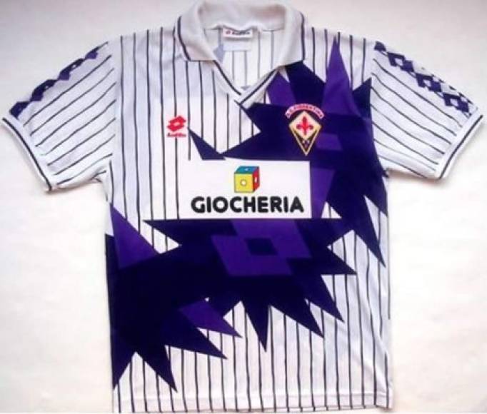 Camiseta Fiorentina 1991-1992. A principios de los años 90 las marcas comenzaron a buscar impacto visual, pero los resultados fueron nefastos. Esta camiseta de 1992 es un fiel reflejo de aquella búsqueda frustrada.