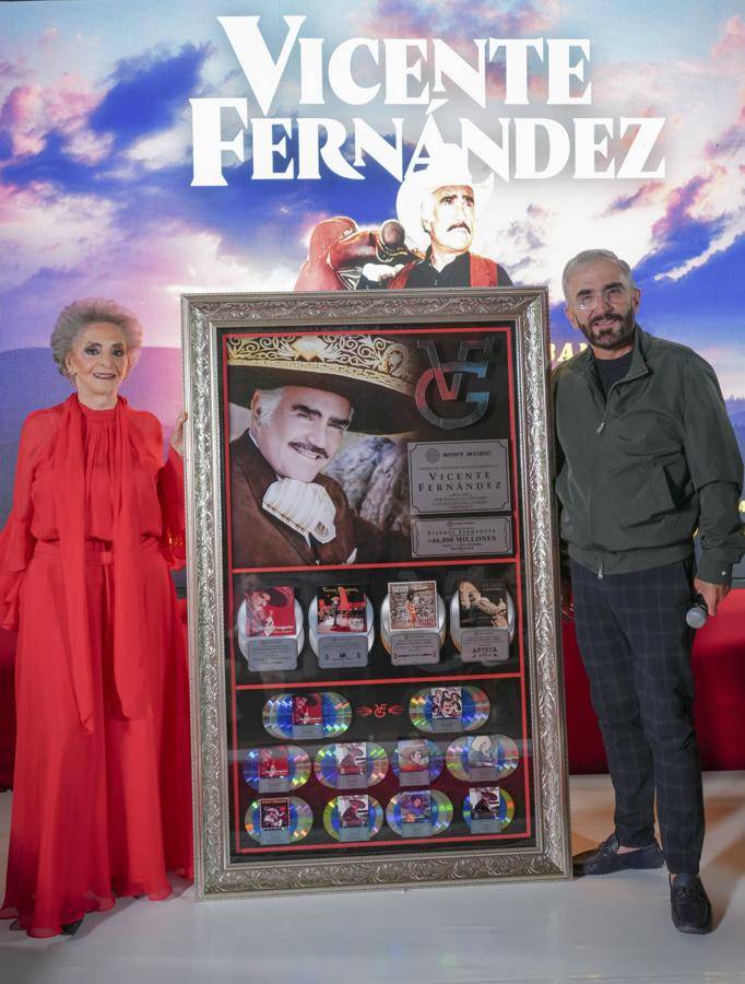 Fotografía sin fecha específica cedida por Sony Music que muestra al cantante Vicente Fernández Jr. posando durante una entrevista con EFE, en Ciudad de México (México).