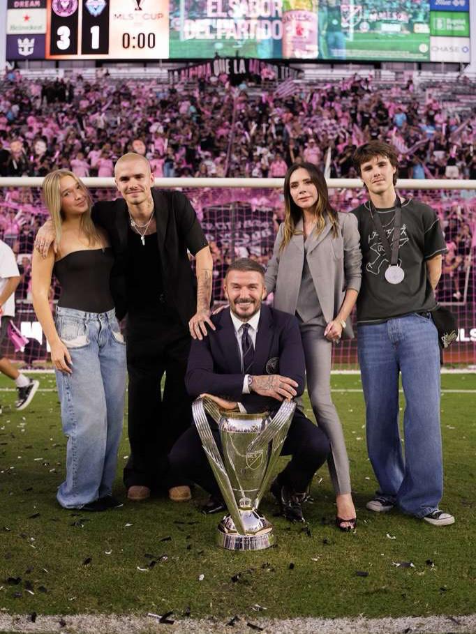 Brooklyn Beckham pidió a sus padres contacto solo a través de abogados