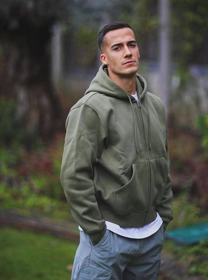 Lucas Vázquez, jugador del Real Madrid, publicó unas imágenes modelando y fue molestado por algunos compañeros de equipo. “Modelo de Curtis”, escribió Joselu. “Cositaaaaa”, puso Vinicius. “Ohlala modeloo”, contestó Camavinga. “Era lo que faltaba”, reaccionó Roberto Carlos.