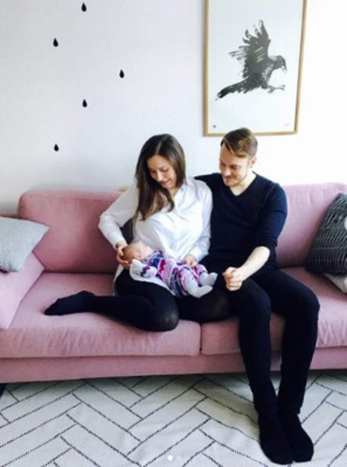 La primera ministra está casada con el político finlandés Markus Räikköne.