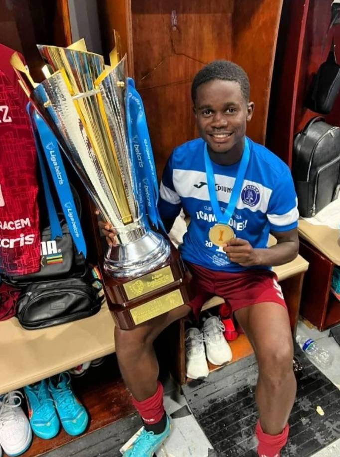 Jonathan Núñez: En el Mundial Sub-20 de Polonia fue utilizado como lateral por la banda derecha. Hoy se desempeña como centrocampista y ya sabe lo que es salir campeón de Liga Nacional. El joven terminó siendo titular con Motagua en el torneo pasado.