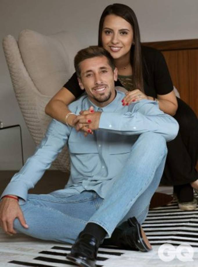 A Héctor Herrera lo acompañó su esposa Shantal Mayo en la sesión de fotos para la revista GQ en su edición mexicana. Ella es su principal apoyo.