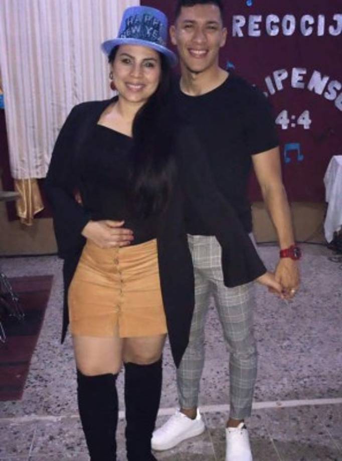 Kevin López: El mediocampista del Motagua junto a su chica.
