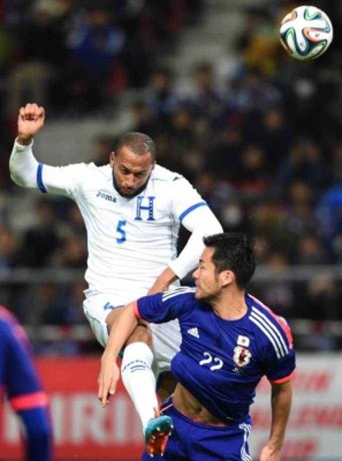 Víctor Bernárdez cabecea ante la marca de Maya Yoshida.