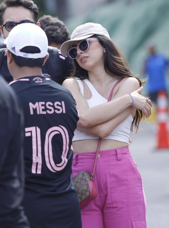 No podían faltar las bellas aficionadas que asistieron al estadio Cuscatlán para ver el amistoso entre El Salvador y el Inter Miami.
