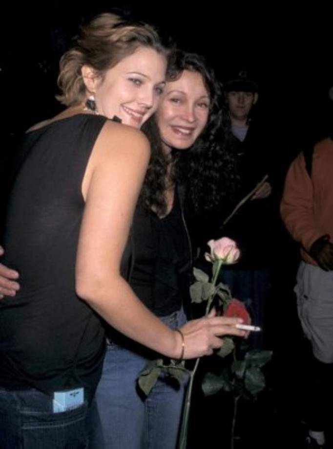 Drew Barrymore y su madre Jaid: la actriz declaró que a pesar de quererla, por el momento no tienen ningún tipo de relación. La infancia de Drew fue un tanto complicada, la relación con sus progenitores no fue muy buena y en parte ella lo achaca a los problemas que tenían sus padres. <br/>